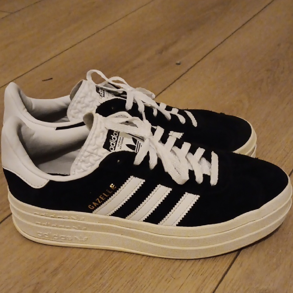 Womens Size 7½ Adida Gazelle Black and White Sneakers